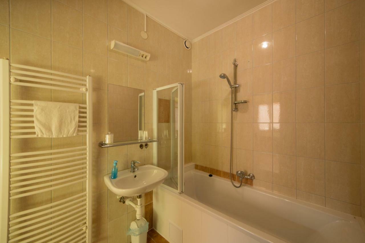 Bibic Vendeghazak Hotel Nagybajom Bagian luar foto